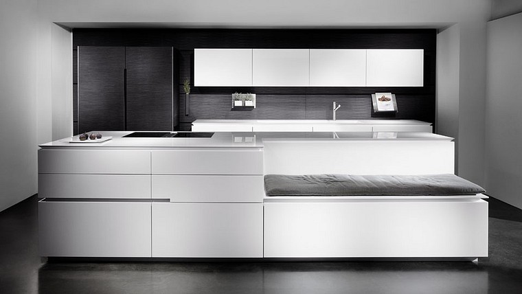 Eggersmann-Küche:  Wandzeile Quarzglas reinweiß kombiniert mit Blockfurnier Eiche grau geprägt 