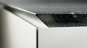 Eggersmann-Küche: Oberflächen in Speckstein Soapstone | Detail Gehrungskante an Arbeitsfläche und Front