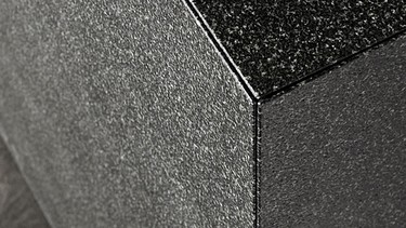 Eggersmann-Küche: Alle Oberflächen Granit Volcano Black | Detail Kanten auf Gehrung