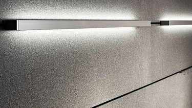 Eggersmann-Küche: Granit Volcano Black, THE WALL Wandsystem zur Aufnahme von Korpuselementen, Leuchten und Accessoires