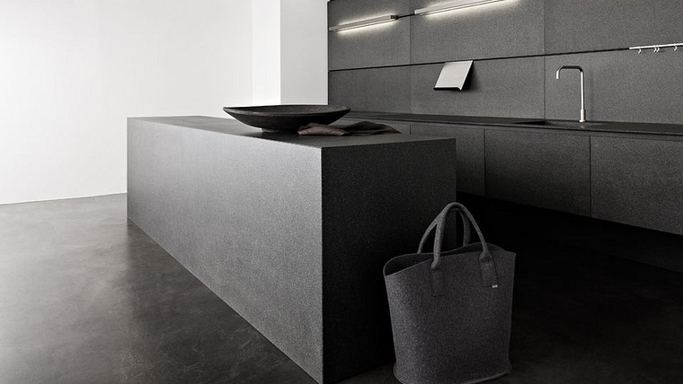 Eggersmann-Küche: Alle Oberflächen Granit Volcano Black, THE WALL Wandsystem zur Aufnahme von Korpuselementen, Leuchten und Accessoires