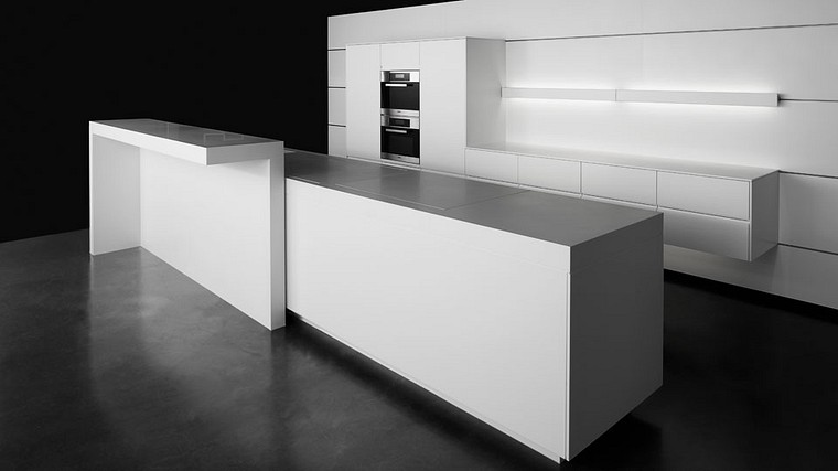 Eggersmann-Küche: Alle Oberflächen CORIAN® Glacier White, Wandsystem zur Aufnahme von Korpuselementen und Leuchten