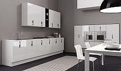 Italienische Designerküche mit Küchenoberfläche in Hochglanzlack weiß (Aster Cucine Atelier)