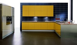 Italienische Designerküche mit Küchenoberfläche in Hochglanzlack gelb (Aster Cucine Contempora)