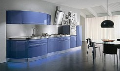 Italienische Designerküche mit Küchenoberfläche in Hochglanzlack blau (Aster Cucine Domina)