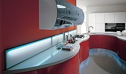 Italienische Designerküche mit Küchenoberfläche in Hochglanzlack rot (Aster Cucine Domina)