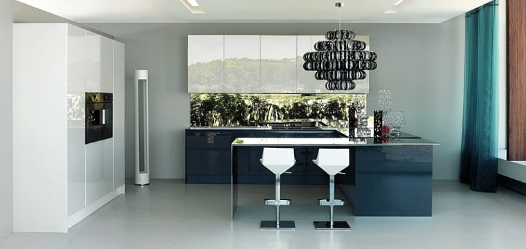 Italienische Designerküche mit Küchenoberfläche in Glas dunkelblau (Aster Cucine Contempora)