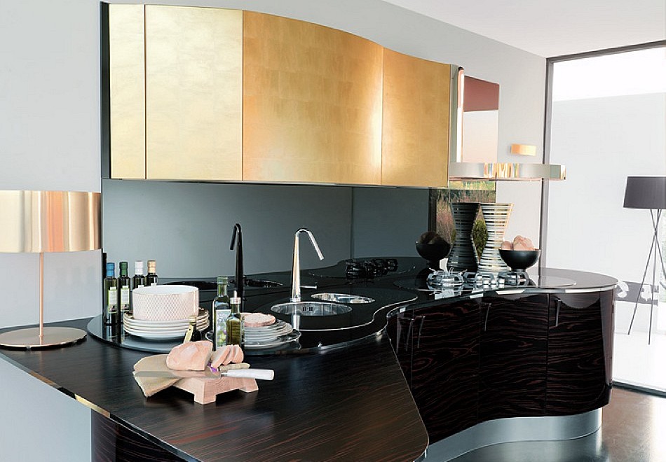 Italienische designerküche mit oberfläche aus blattgold ...