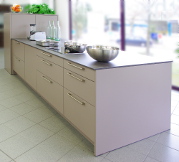 Rotpunkt-Küche: Musterküche mit Kochinsel | Kochfeld, Fronten Mattlack braun Arbeitsplatte Laminat Farbe Beton