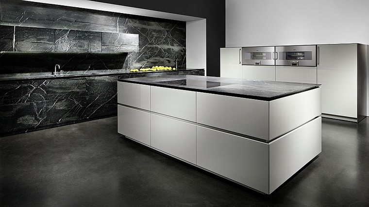 Eggersmann-Küche: Oberflächen in Speckstein Soapstone, Inselblock und Highboard in Hochglanzlack nach NCS-Farbsystem