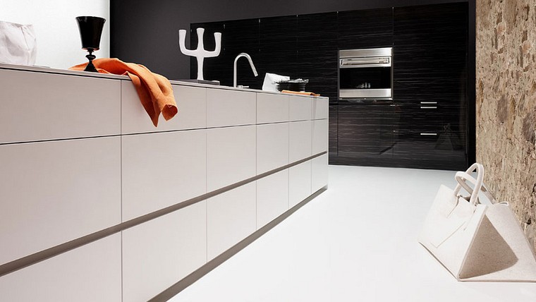 Eggersmann-Küche: Inselblock Silestone Bianco Zeus, Hochschänke Blockfurnier schwarz geflammt, Hochglanzlackiert