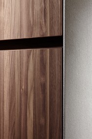 Eggersmann-Küche: Inselblock Edelstahl Oberfläche, Hochschränke Furnier Zebrano