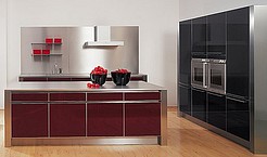 Designerküche Bordeauxrot + MDF schwarz Hochglanz mit edelstahlfarben eloxierten Aluminiumkanten (Eggersmann Küche)