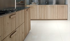 Italienische Designerküche mit Küchenoberfläche aus Echtholz: Eiche massiv (Aster Cucine Neuheit 2012)